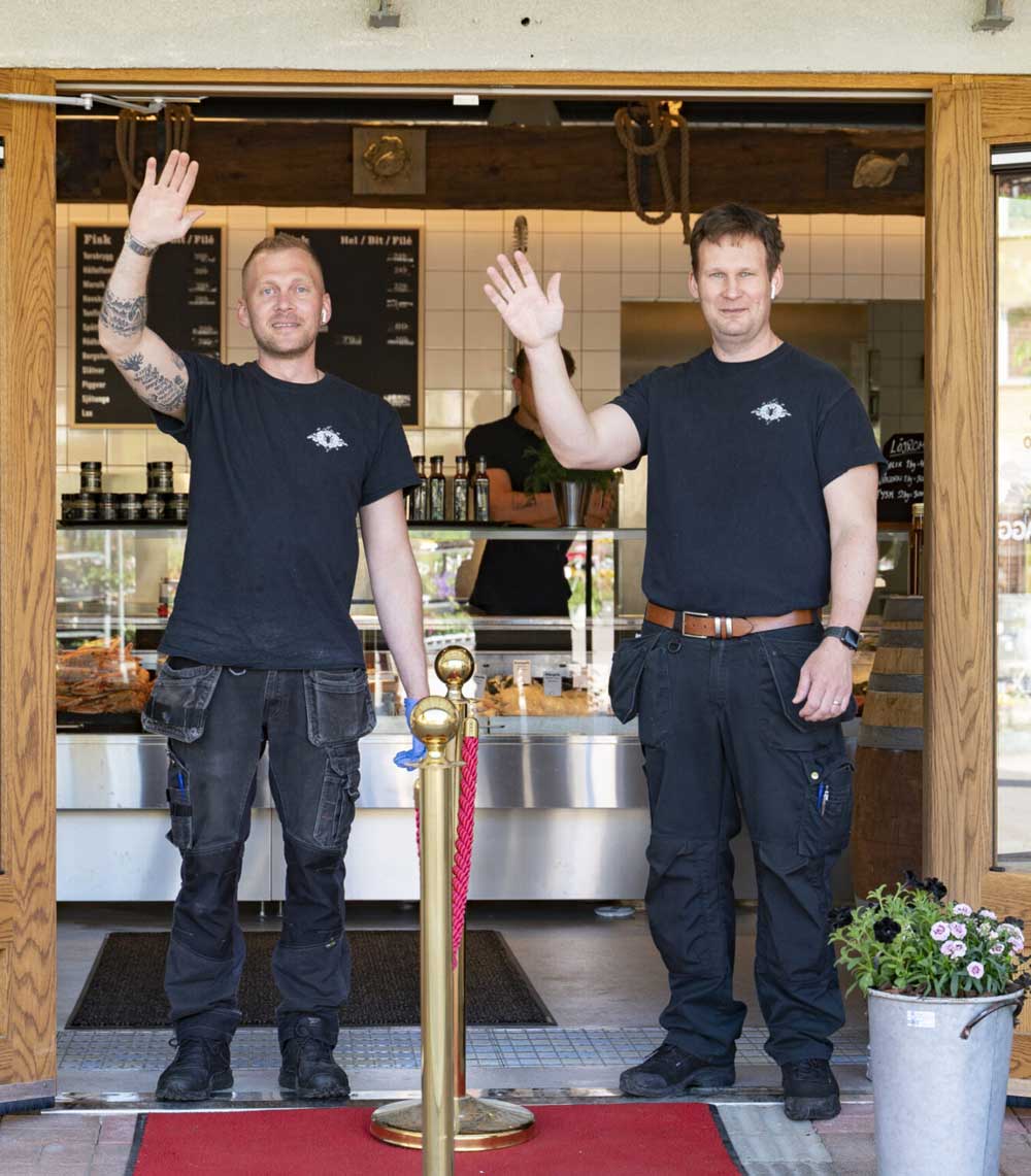 Mikael och Magnus utanför Fisk & delikatesser i butik i Lerum