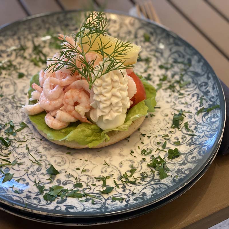 Räkmacka på ljust eller mörkt bröd med handskalade räkor, sallad, ägg, tomat & majonnäs