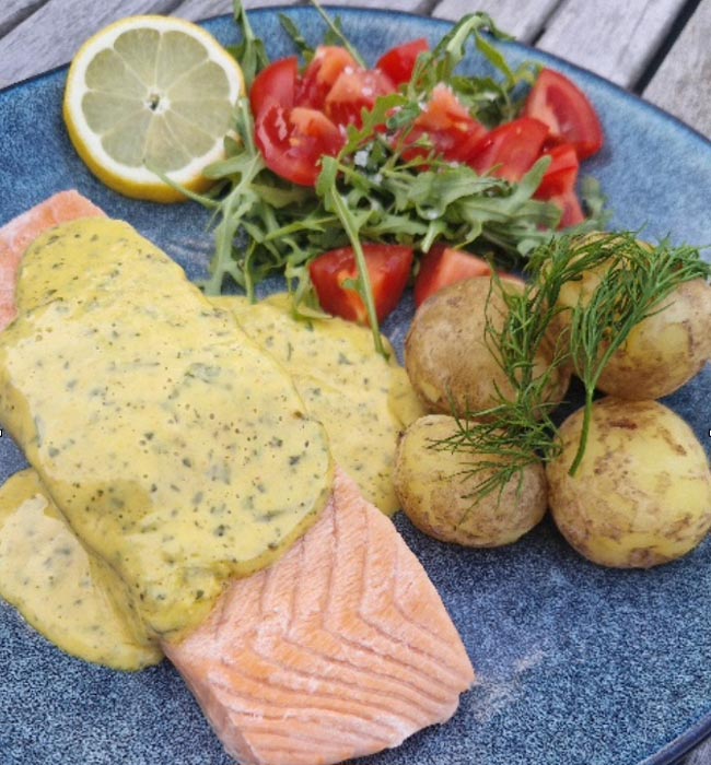 Inkokt lax med Café de Paris sås, serveras med potatis och grönsallad