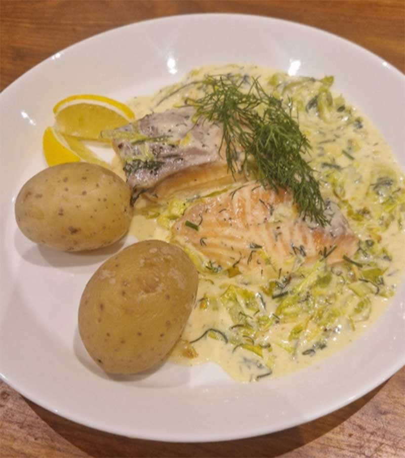 Lax med gräddstuvad spetskål